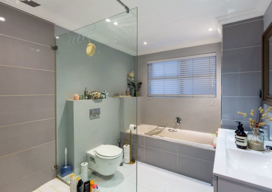3 Bedroom Property for Sale in Sea Point Western Cape